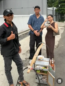 Ariel Tatum & Daffa Wardhana: Romantis Jajan Chuanki Pinggir Jalan