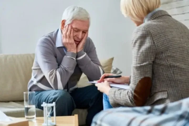 Atasi Depresi Lansia: Rahasia Komunikasi & Interaksi Sosial