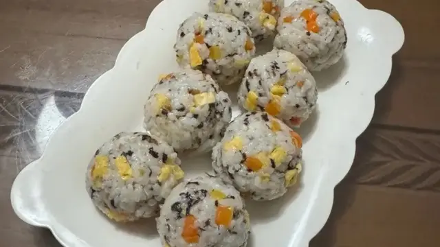 Bekal Anak Sekolah: Nasi Kepal Nori Telur Anti Ribet