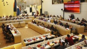 DKPP Sebut KPU Banyak Pelanggaran, DPR Harus Bubar?