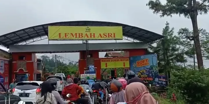 Dinosaurus Purbalingga Ramai, Jalan Raya Serang Macet Parah!