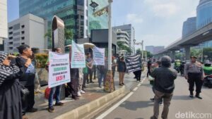Eks Karyawan Bakrie Telecom Demo: 5 Tuntutan Mengejutkan Terungkap