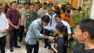 Gibran dampingi anak panti asuhan beli perlengkapan sekolah Kupang