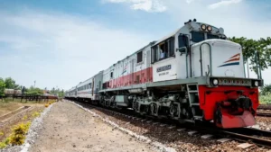 KA Harina Ringsek Tabrak Truk, Ganti Lokomotif Semarang Tawang