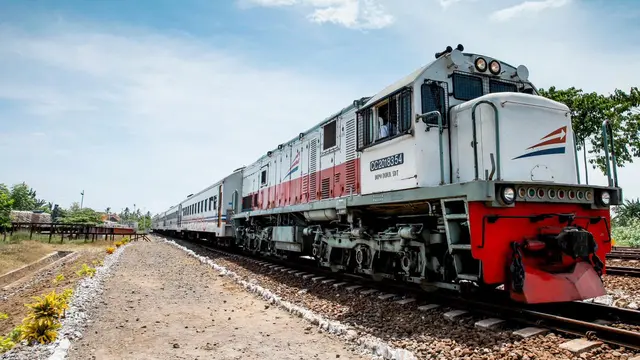 KA Harina Ringsek Tabrak Truk, Ganti Lokomotif Semarang Tawang