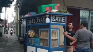 Kisah Inspiratif: Pedagang Sate Jember Naik Haji Setelah 27 Tahun Menabung
