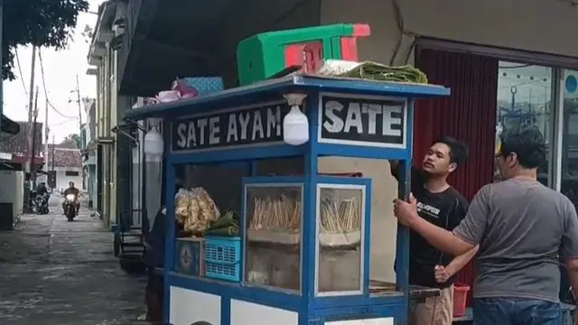 Kisah Inspiratif: Pedagang Sate Jember Naik Haji Setelah 27 Tahun Menabung