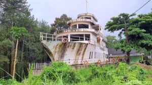 Masjid Kapal Mewah Tersembunyi: Pesona Mojokerto di Hutan Rimbun