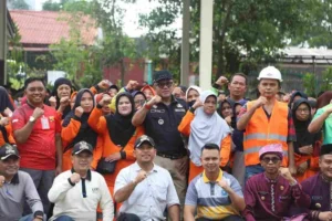 Petugas Kebersihan Pilih Kerja Keras, Tolak Bantuan Tunai