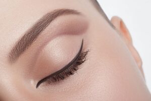 Rahasia Eyeliner Cair Sempurna: Hindari 5 Kesalahan Fatal Ini