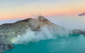 Rahasia Pesona Kawah Ijen: Mengapa Wisatawan Tiongkok Menggandrunginya?