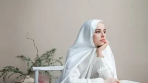 Rahasia Wajah Cerah: 6 Tips Hijab Putih Anti Kusam 2025
