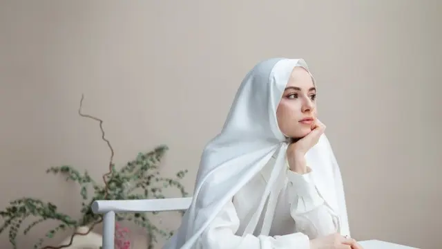 Rahasia Wajah Cerah: 6 Tips Hijab Putih Anti Kusam 2025