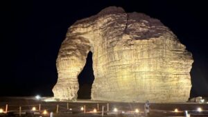 Saksikan Sunset Magis & Malam Memukau di Elephant Rock, Al Ula