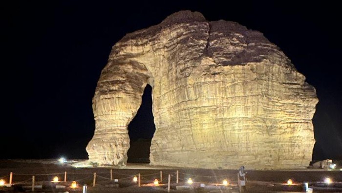 Saksikan Sunset Magis & Malam Memukau di Elephant Rock, Al Ula