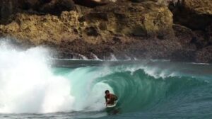 Surga Selancar Dunia: Pantai Watukarung, Pacitan Menanti