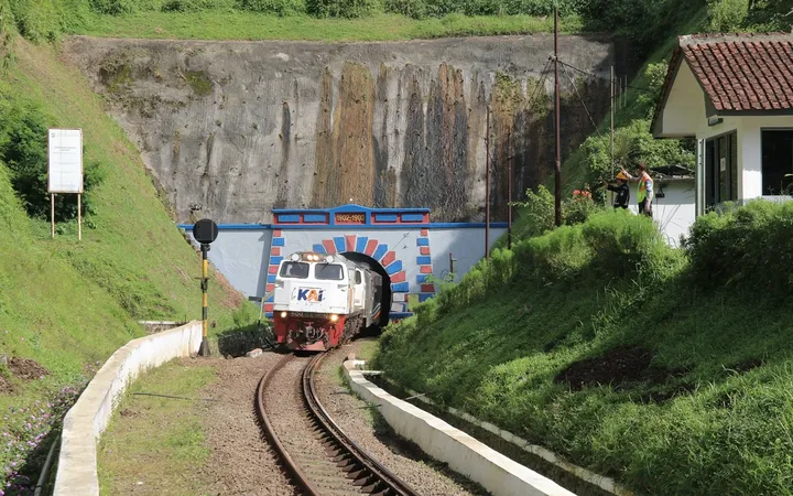Terowongan Kereta Api Kolonial: Rahasia 800 Meter Marawa Padang