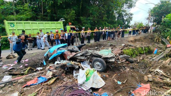 Tragedi Purworejo: 11 Tewas Kecelakaan Truk vs Angkot Takziah