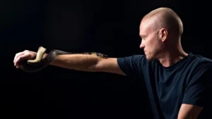 Ular Berbisa, Darah Pria Ini Jadi Obat Ajaib?