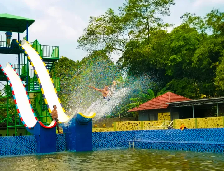 Wahana Baru Jumping Slide Owabong: Sensasi Seru Lebaran 2022!