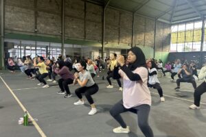 Zumba untuk Lansia: Amankah & Manfaatnya yang Luar Biasa?
