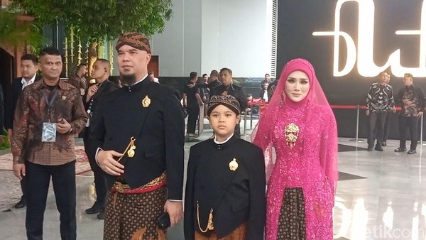 Ahmad Dhani Bawa Alat Musik Mewah Nikah Al Ghazali