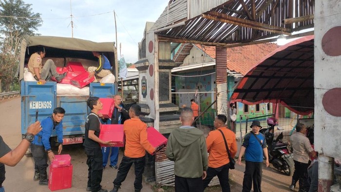 Bantuan Logistik Cepat Tiba! Korban Longsor Purwakarta Tertolong Kemensos