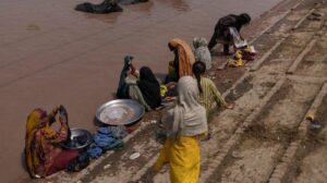 Gelombang Panas Ekstrem: Warga Pakistan Padati Kanal Chenab