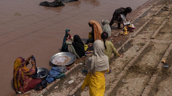Gelombang Panas Ekstrem: Warga Pakistan Padati Kanal Chenab