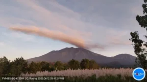 Gunung Raung Erupsi! Wisata Jatim Terdampak, Waspada Bahaya