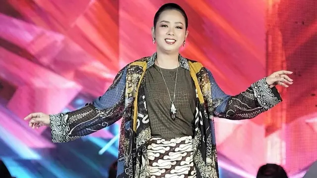 Inspirasi Outfit Batik Kantor Elegan ala Soimah: 6 Gaya Profesional