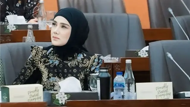 Inspirasi Outfit Batik Kantor Hijab: Elegan ala Mulan Jameela