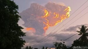 Letusan Gunung Lewotobi: Haji Dialihkan, Hujan Kerikil Mengancam