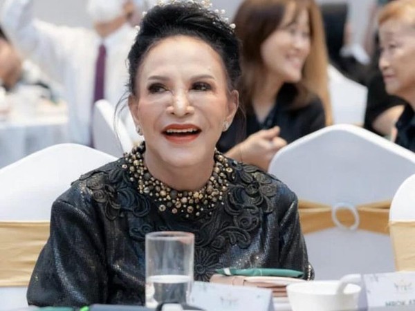 Mpok Atiek Singapura: Liburan Rahasia, Fans Mengejar, Nyamar!