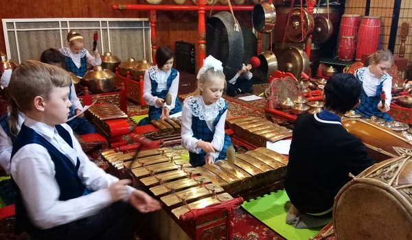 Rahasia Sukses Negara: Menari & Menyanyi di Sekolah?