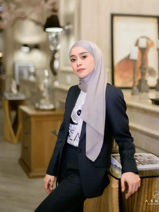 Rahasia Tampil Tinggi & Jenjang: 7 Gaya Hijab Kantor