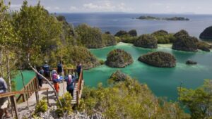 Raja Ampat Terancam: Eksploitasi Lingkungan, Kemenpar Beri Peringatan