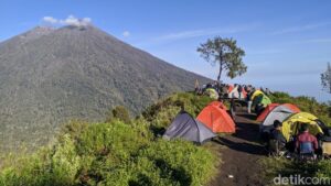 Rinjani Terancam: Wisatawan Tolak Seaplane & Glamping Mewah