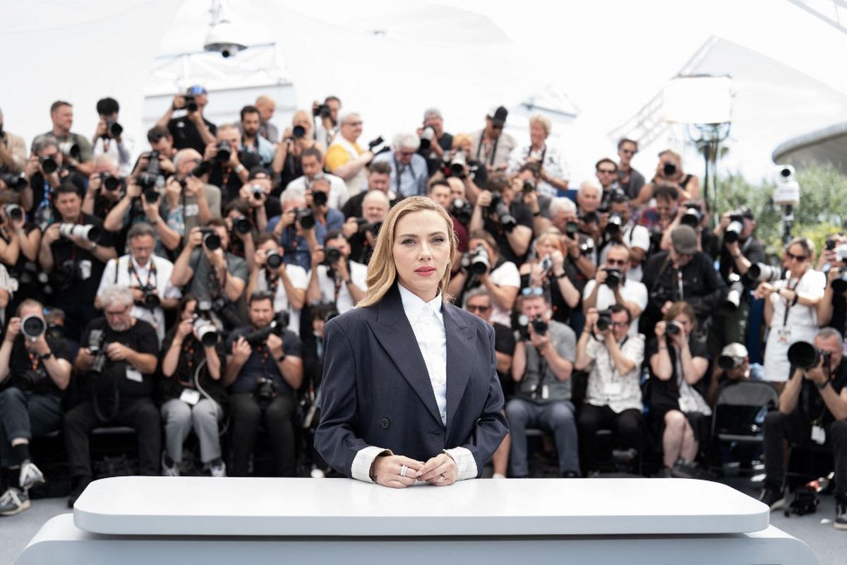 Scarlett Johansson Memesona di Premiere Jurassic World: Gaun Reptilnya!